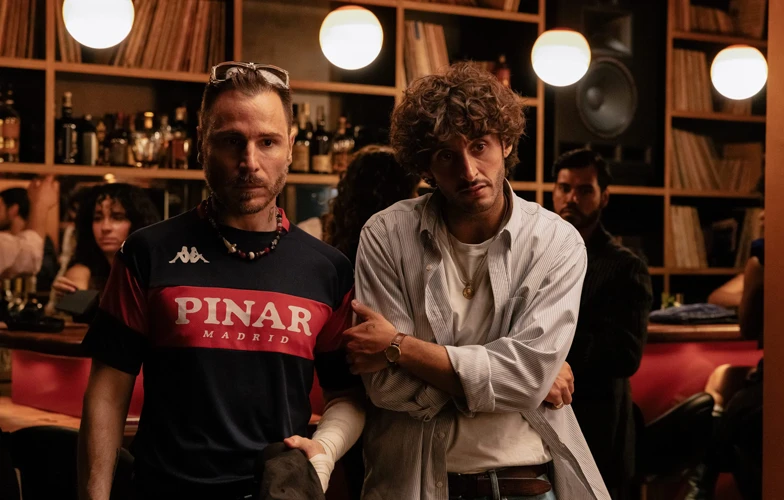 Se rueda 'Domani', una película sobre "no saber decir que no en Madrid" del director de los videoclips de C. Tangana 1 Rubén Ochandiano y Daniel Ibáñez en 'Domani'. ©Lluis Tudela