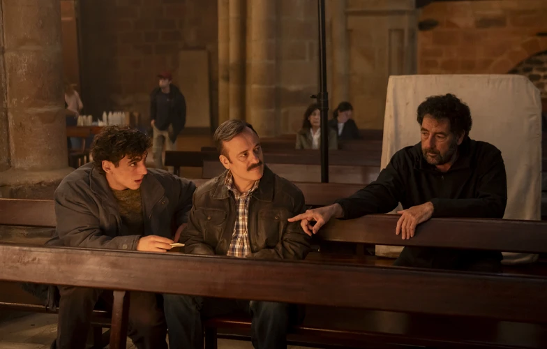 Miguel Herrán, Javier Gutiérrez y Daniel Calparsoro en el rodaje de 'El confidente'. ©Lander Larrañaga