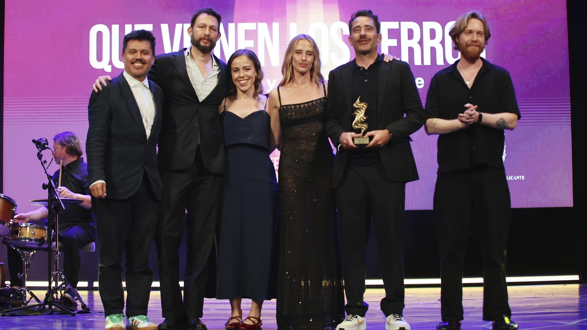 'Que vienen los perros' gana el Festival de Alicante 2026 con la Tesela de Oro y cuatro premios más 2 El equipo de 'Que vienen los perros' con la Tesela de Oro. ©Cristina Mariscal