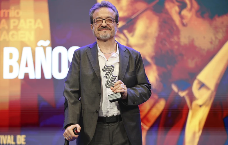 Roque Baños con su Premio de Honor en el Festival de Alicante. ©Cristina Mariscal