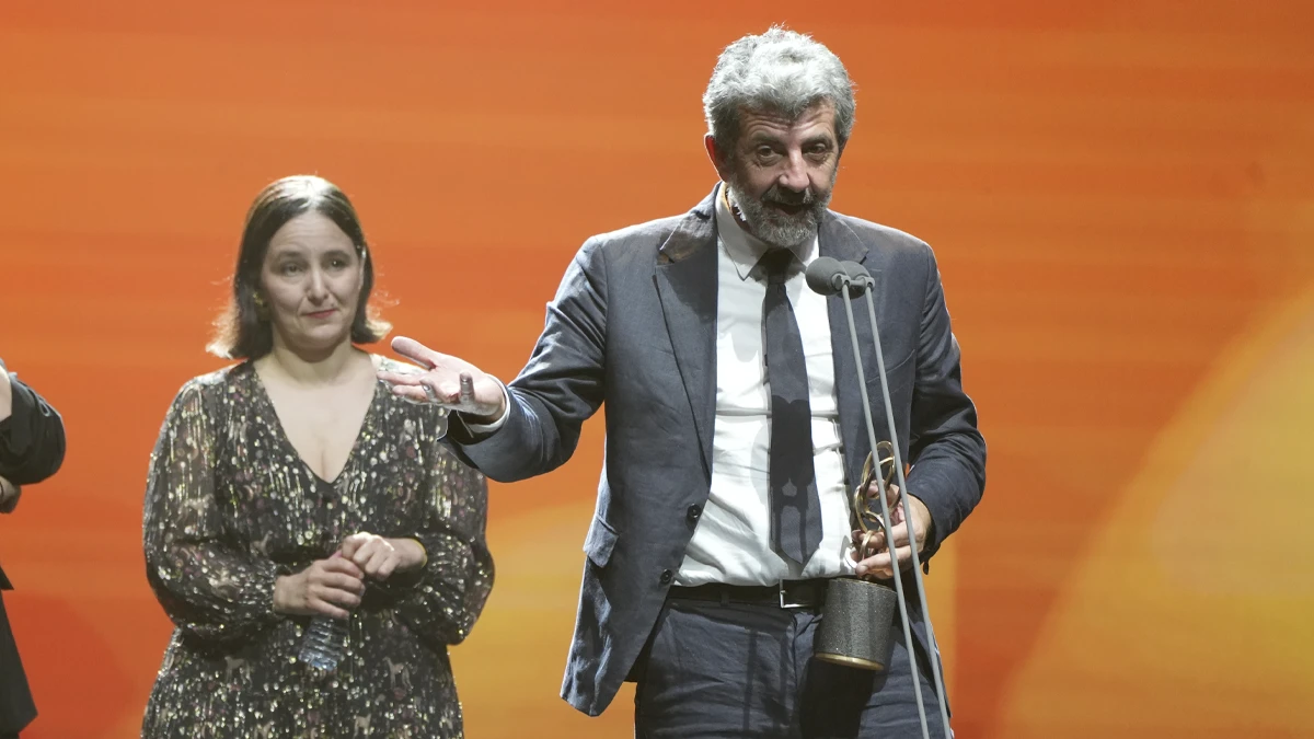 'Anatomía de un instante' arrasa en la primera edición de los Premios Anillos de Oro 4 Alberto Rodríguez recibe el premio a Mejor Serie de Ficción Dramática. ©Premios Anillos de Oro