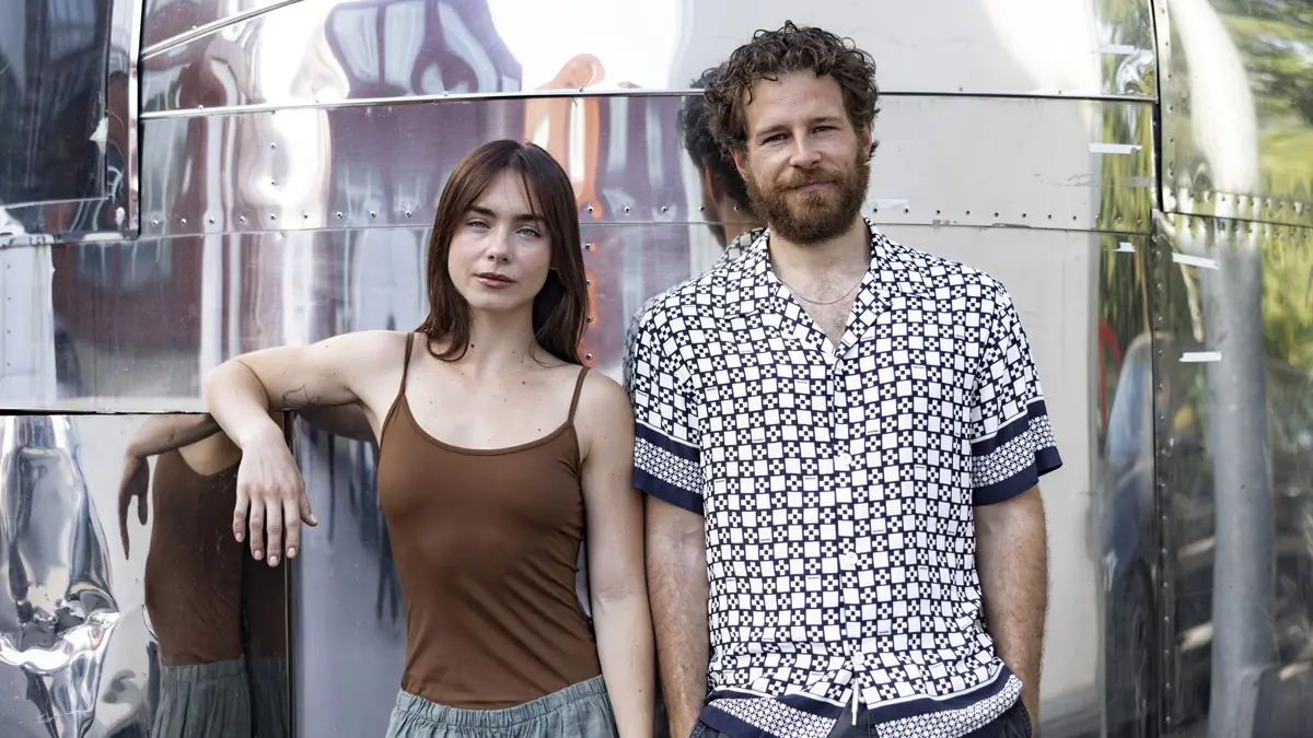 Clara Galle y Álvaro Cervantes, protagonistas de la serie 'Iruña 97'