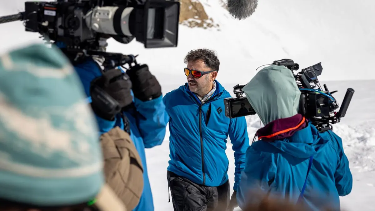 Bayona vuelve a los Andes para contar la historia del accidente en la serie documental 'Más allá de la sociedad' 2 'Más allá de la sociedad', serie documental creada por J.A. Bayona y Carlos Torres
