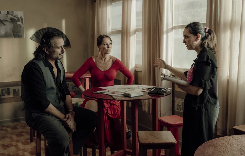 Belén Rueda y Asier Exteandía protagonizan 'Amor de Dios', debut en la ficción de la directora Paula Palacios 1 Asier Etxeandía, Belén Rueda y Paula Palacios en el rodaje de 'Amor de Dios'. ©ISII Group