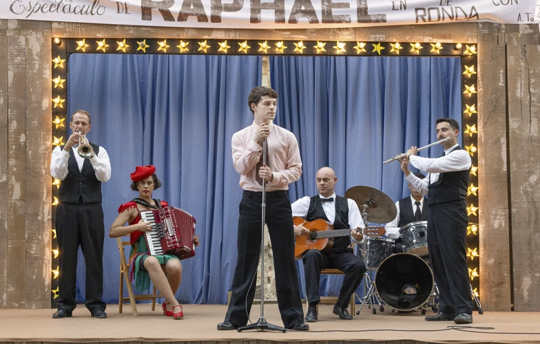 Nuevas imágenes de 'Aquel': la serie de Netflix sobre la vida de Raphael 1 Nuevas imágenes de 'Aquel': la serie de Netflix sobre la vida de Raphael 1