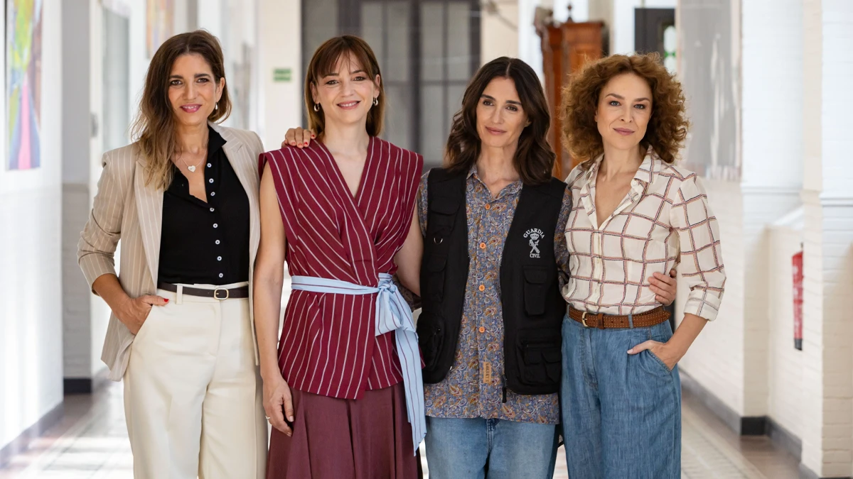 Leonor Watling y Paz Vega protagonizan 'Cabeza alta', la historia de una directora de instituto de la que se filtra un vídeo en redes 1 Lucía Jiménez, Leonor Watling, Paz Vega y Silvia Abascal en una imagen promocional de 'Cabeza alta'. ©Mediaset España