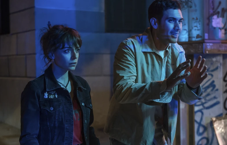 Tráiler de 'La maleta', "comedia de acción" de Carlos Theron con Lucía Caraballo y Alejandro Speitzer 1 Alejandro Speitzer y Lucía Caraballo en 'La maleta'. ©Telecinco Cinema
