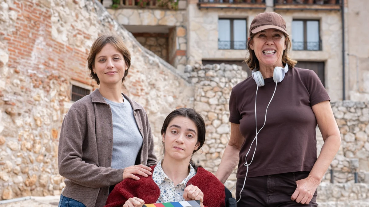 Mabel Lozano rueda 'Abril, hoy no es invierno', su primer largometraje de ficción 1 Michelle Jenner, Inés Rodríguez y Mabel Lozano en el rodaje de 'Abril, ya no es invierno'. ©Secuoya Studios