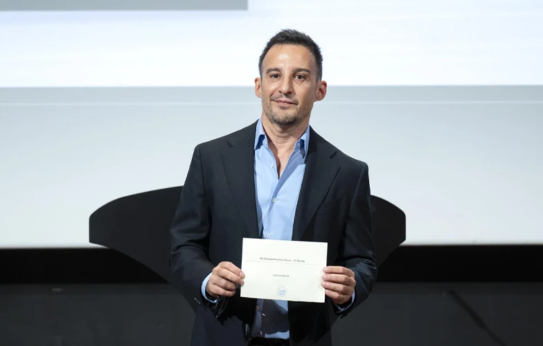 'La bola negra' representará a España en los Óscar 2027 1 Alejandro Amenábar muestra el papel con el título de 'La bola negra'. ©Alberto Ortega/Academia de Cine