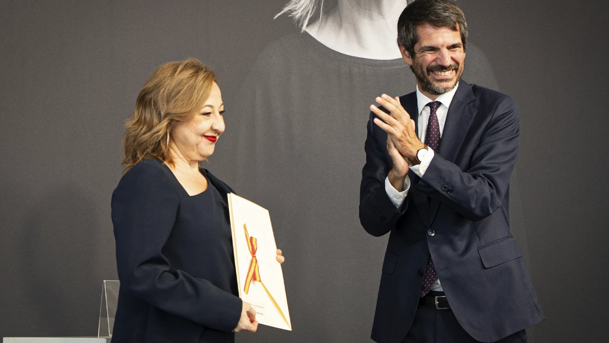 "Si te miramos, nos vemos nosotros": el Premio Nacional a Carmen Machi reivindica a las mujeres y lo cotidiano 2 Carmen Machi y el ministro de Cultura, Ernest Urtasun. ©Ministerio de Cultura