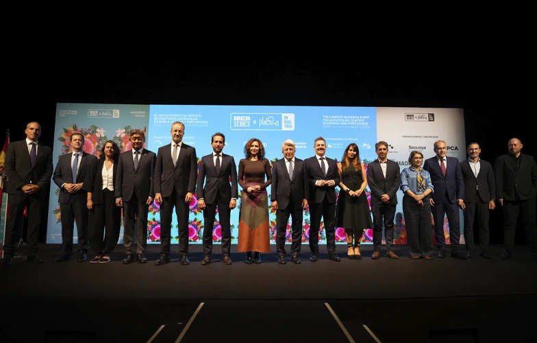 "Los contenidos en español y portugués se globalizan ya al mismo nivel que los anglosajones" 3 Foto de familia de autoridades y organizaciones presentes en la inauguración del Iberseries&Platino Industria 2026. ©Juan Carlos Lucas