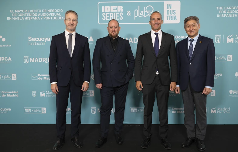 "Los contenidos en español y portugués se globalizan ya al mismo nivel que los anglosajones" 1 Samuel Castro (segundo izq.) junto a representantes de los operadores presentes en el Iberseries&Platino Industria 2026, durante la gala de inauguración. ©Juan Carlos Lucas