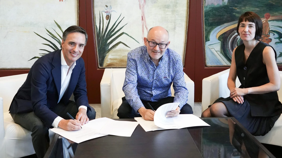 Movistar Plus y Festival de San Sebastián prolongan su acuerdo de colaboración hasta 2029 1 Alfredo Gómez Palacio, CEO de Movistar Plus; José Luis Rebordinos, director del Festival de San Sebastián, y Maialen Beloki, actual subdirectora y nueva directora a partir de 2027. ©Movistar Plus