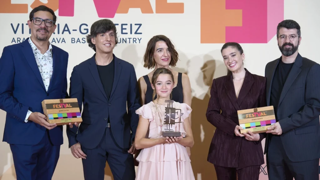 Los equipos de 'Yakarta' y 'Se tiene que morir mucha gente' posan con sus Premios FesTVal 2026. ©Lino González
