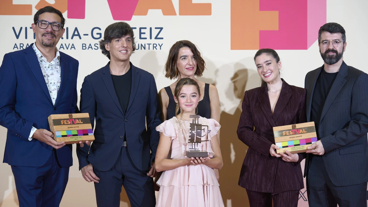 'Yakarta', 'Se tiene que morir mucha gente', 'Valle salvaje' y la trilogía de 'La novia gitana' premiadas en el FesTVal 2026 2 Los equipos de 'Yakarta' y 'Se tiene que morir mucha gente' posan con sus Premios FesTVal 2026. ©Lino González