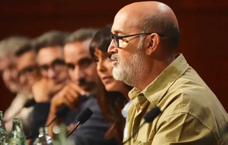 '5 minutos más', una "película coreana" de ciencia ficción sobre "no entender qué está pasando en el mundo" 3 Javier Cámara interviene en la rueda de prensa de '5 minutos más' en San Sebastián. ©Ulises Proust