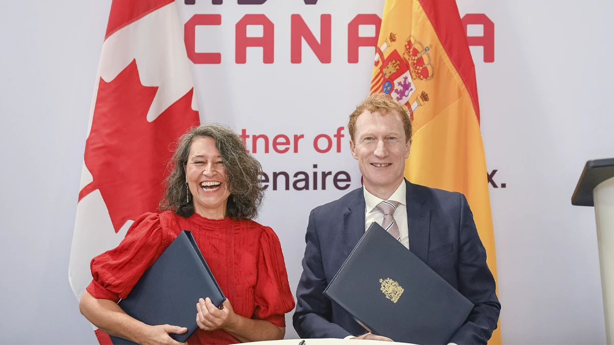 El ICAA firma un acuerdo de coproducción con Canadá que facilita las ayudas y permite incluir terceros países 1 Marta Serrano, directora del ICAA, y Marca Miller, ministro de Cultura de Canadá, en la firma del tratado. ©Harold Feng/Telefilm Canadá