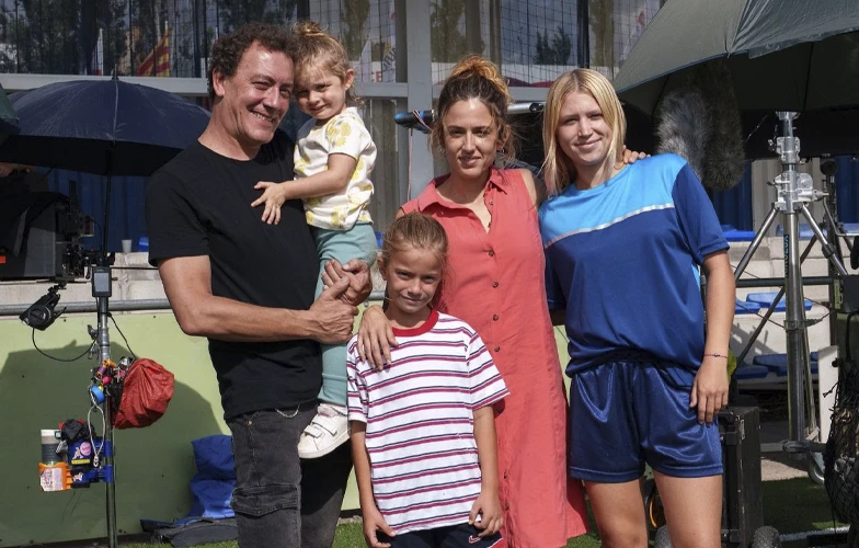 Se rueda la película sobre los inicios de Alexia Putellas en el fútbol 1 El reparto en el rodaje de 'Alexia'. ©Oliver Vegas