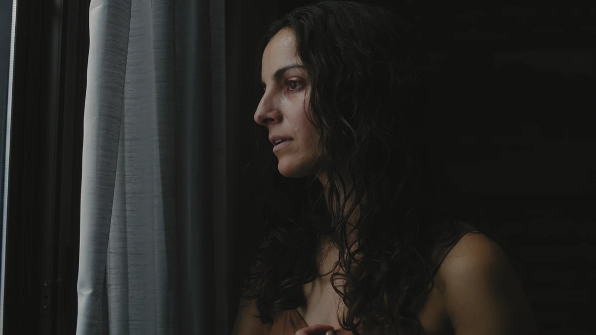 Adelanto en primicia de 'El lugar de tus recuerdos', tema principal de 'El pezón de Elena', drama donde la música sustituye al diálogo 2 El pezón de Elena